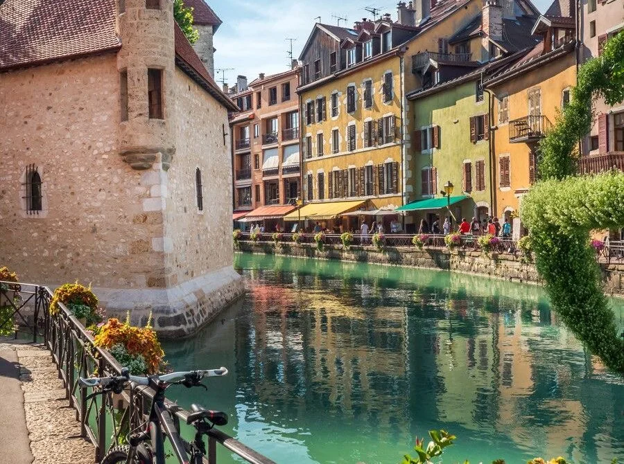 This image has an empty alt attribute; its file name is Annecy-Chamonix-bus5-900x670-1.webp